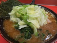「ラーメン中盛り+キャベツ」@ラーメン杉田家の写真
