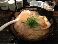 「あっさり豚骨全部入り+替玉」@ららら らーめん 佐賀駅北口店の写真