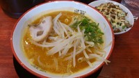 「とんこつラーメン(赤)600円+チャーマヨライス180円」@風龍.MAX 新橋店の写真