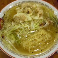 「雲呑ねぎ塩らーめん￥７９０＋半ライス￥１００」@広州市場 新宿東口店の写真