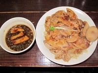 「肉盛りつけ麺並780円＋肉増し250円＋無料の味玉」@魁 肉盛りつけ麺 六代目けいすけの写真
