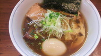 「半熟味玉醤油ラーメン800円＋平日限定サービスご飯150円」@麺処 びぎ屋の写真