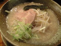 「らあ麺（塩・太麺）＋大盛（サービス）」@らあ麺 やったる 新宿店の写真