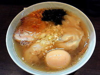 「山水地鶏ワンタンらぁ麺￥950＋コーチン味付け卵￥150」@支那そばや 本店の写真