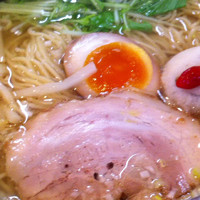 「塩ラーメン+大盛り+ねぎちゃーしゅーご飯」@らーめん しおの風 本店の写真