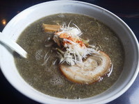 「いか墨ラーメン（大盛り）」@環七ラーメン 周麺の写真