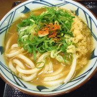 「カレーうどん３８０円＋ライス１２０円」@丸亀製麺 新宿三丁目店の写真
