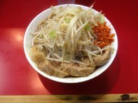 「豚ラーメンニンニクカラメ辛玉少し 850円」@千里眼の写真