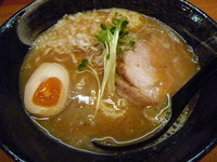 「濃厚らーめん（￥750）(＋替え玉￥100)」@みつ星製麺所 西中島店の写真