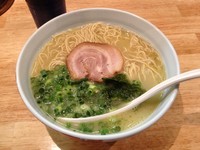 「からし入りラーメン+半替玉」@らーめん まる玉 辻堂店の写真