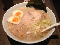 「中華そば・こってり熟味玉子入り（800円）」@らーめん専門店 いちや 立川店の写真