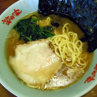 「ラーメン（麺硬）￥７００＋小ライス￥１００」@横浜らーめん 笑の家の写真