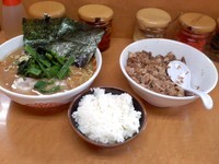 「ラーメン、半ライス」@横浜ラーメン 町田家 新百合ヶ丘店の写真