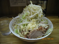 「小らーめん　脂少なめニンニクヤサイ　￥650」@ラーメン二郎 赤羽店の写真