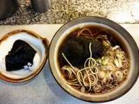 「とろろ昆布そば\290＋鮭おにぎり\100」@かめやの写真