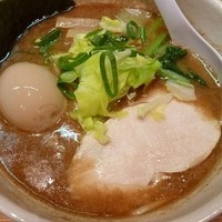 「濃厚鶏醤油魚介ラーメン（味玉トッピング）」@麺や 福一の写真