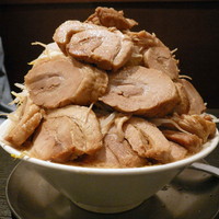 「ロックの日限定豚盛り +α」@ジャンクガレッジ 東京ラーメンストリートの写真