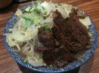 「ラーメン 中 800円（ヤサイ・ニンニク）牛ステーキ300円」@ラーメン燈郎の写真