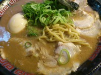「とんこつラーメン　味玉　￥850」@無鉄砲 東京中野店の写真