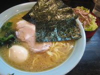 「中盛り玉子入り＋キャベチャー」@横浜ラーメン六角家 船橋店の写真