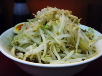 「味噌ラーメン（ﾔｻｲ･ﾆﾝﾆｸW･ｱﾌﾞﾗ)800円」@モッコリ豚の写真