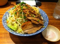 「汁なし油そば＋豚2枚」@ラーメン燈郎の写真