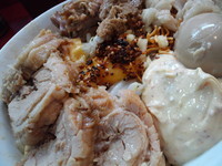 「まぜそば(中)+ロック+味玉+課長以外全部」@ジャンクガレッジ 東大宮店の写真