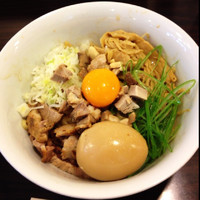 「まぜそば+味玉」@TSURUMEN 大阪城北詰店の写真