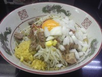 「まぜそば+たまねぎ（麺少なめ、にんにく多め）800円」@らぁめん 元気の源の写真