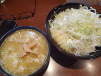 「つけガンジャイエロー（大盛の少な目）＋葱増し」@UNDER GROUND RAMENの写真