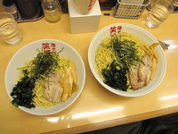 「油そば（特盛） 750円」@油そば専門店 笑麺亭の写真