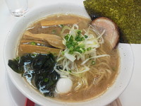 「醤油豚骨らーめん(大盛り)」@中華屋 豚豚の写真