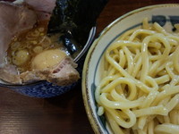 「燻玉つけ麺＋チャーシュー（１２００円）」@兎に角 松戸店の写真