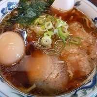 「手打ちラーメン（煮玉子トッピング）」@豚平 本店の写真