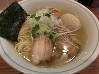 「白醤油ラーメン大盛り（700円＋100円）＋味玉（100円）」@麺処 びぎ屋の写真