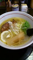 「黄金の塩らーめん　790円　替え玉150円　小ライス無料！」@麺や 藏人の写真