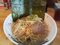 「豚骨しょうゆラーメン小（のり）＋無料ご飯」@炭火焼きホルモン くぅちゃんの写真