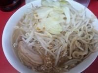 「らーめん　６８０円　麺少なめ　ニンニク少し」@用心棒の写真