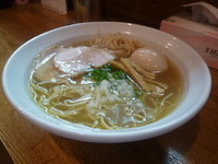 「らーめん（しお）＋半熟煮たまご」@ラーメン 月麺の写真