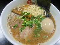 「梅雨の冒険（パイナップルらーめん）＋味付け半熟玉子」@らーめん三獣使の写真