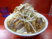 「小豚入りラーメン（豚トロ、ヤサイ、ニンニク、アブラ、タマネギ」@麺屋 桐龍の写真