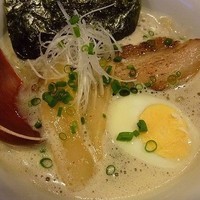 「豚骨醤油ラーメン」@Fine Tuned Ramen with Music Bee Hiveの写真