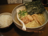「豚骨塩ラーメン　￥500」@大鷹ラーメン 江古田店の写真