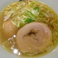 「塩らーめん 琥珀（大人の燻製玉子入り）」@塩逸品 五代目けいすけ 本店の写真