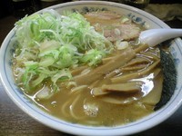 「中華そば（大盛）＋薬味ネギ」@大勝軒 十五夜 新宿御苑店の写真