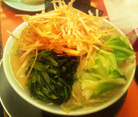 「伝統の醤油らーめん+ねぎ+もやし+ほうれん草+キャベツ」@横浜家系 壱伍家 新小岩店の写真