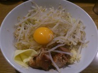 「油そば￥600＋生卵￥50＋とろけるチーズ￥80＝￥730」@らーめん こじろう526 日暮里店の写真