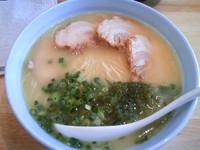 「まる玉チャーシューメン+塩おにぎり+半替え玉」@らーめん まる玉 辻堂店の写真