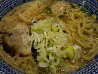 「燻玉ラーメン+無料ネギ増し（７５０円）」@麺や 璃宮 亀戸店の写真