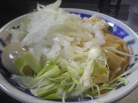 「油そば+たまねぎ（麺少なめ、にんにく多め）850+70円」@らーめん大 蒲田店の写真